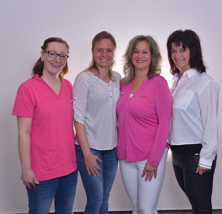 DSC_0701 Teamfoto von vier Mitarbeiterinnen.